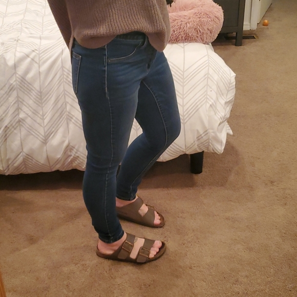 Universal Thread Mid Rise Jeans - Size 4 - Picture 2 of 4